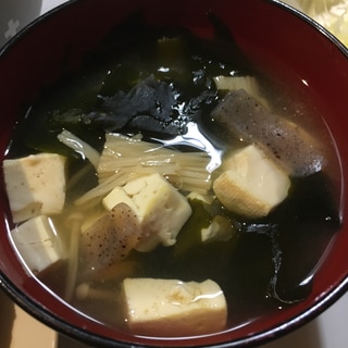 こんにゃくとわかめと豆腐とえのきの味噌汁